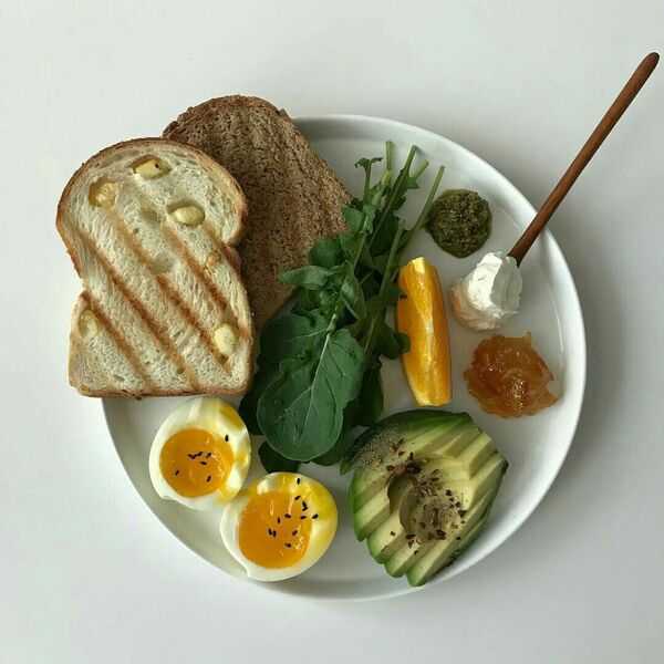Bol de légumes frais préparés pour un repas simple